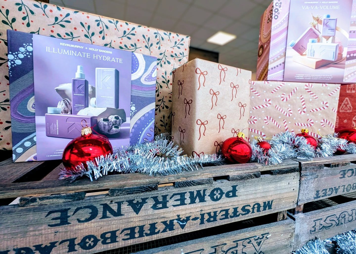 Julboxar från #kevinmurphy finns på salongen.

#kevinmurphyproducts #frisöröstersund #jämtland