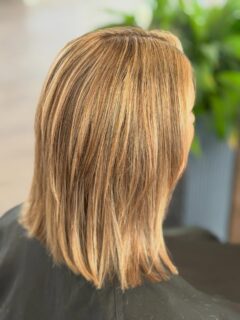 Dagens förändring, ljusare men inte för blond, kortare och uppklippt för mer effekt och rörelse i håret 😍 frisör Kim @hairbykimsan